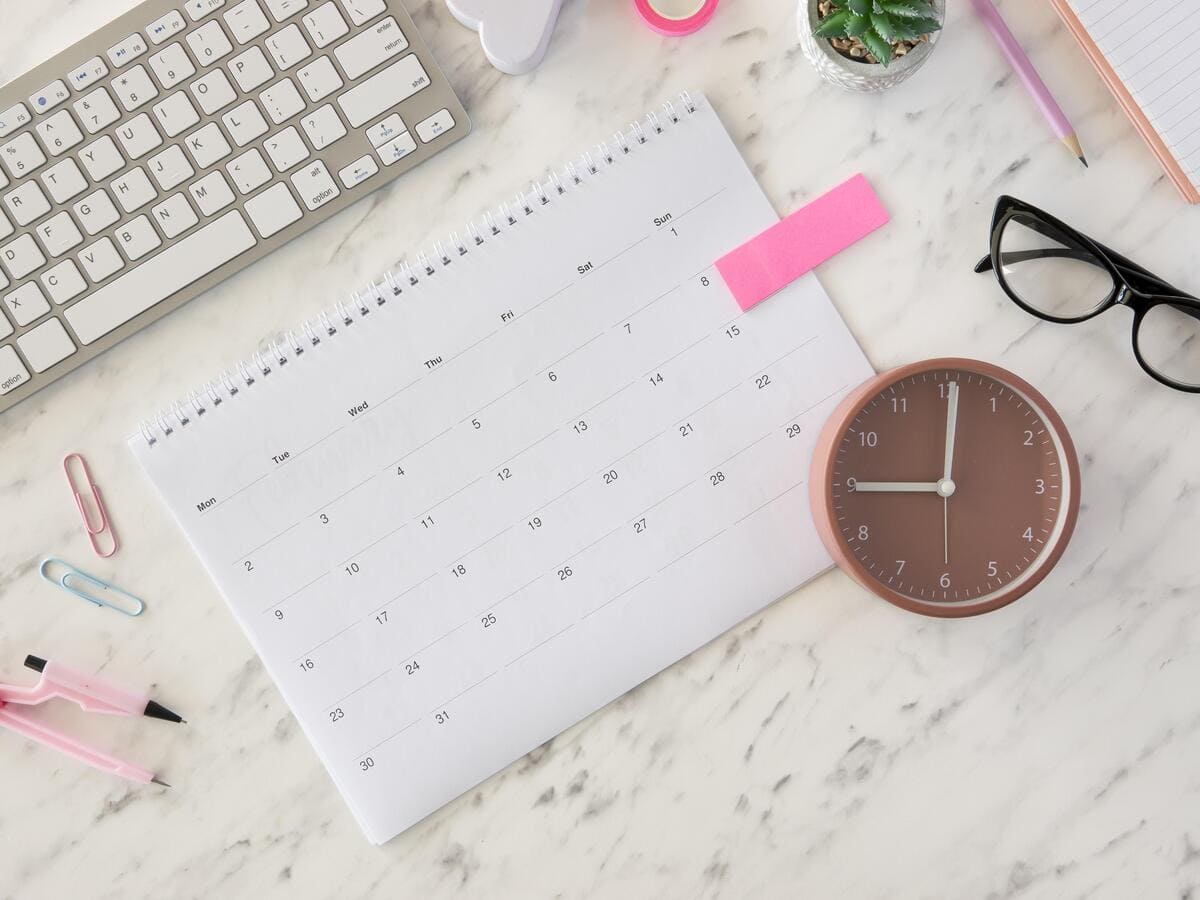 scrivania organizzata con planner